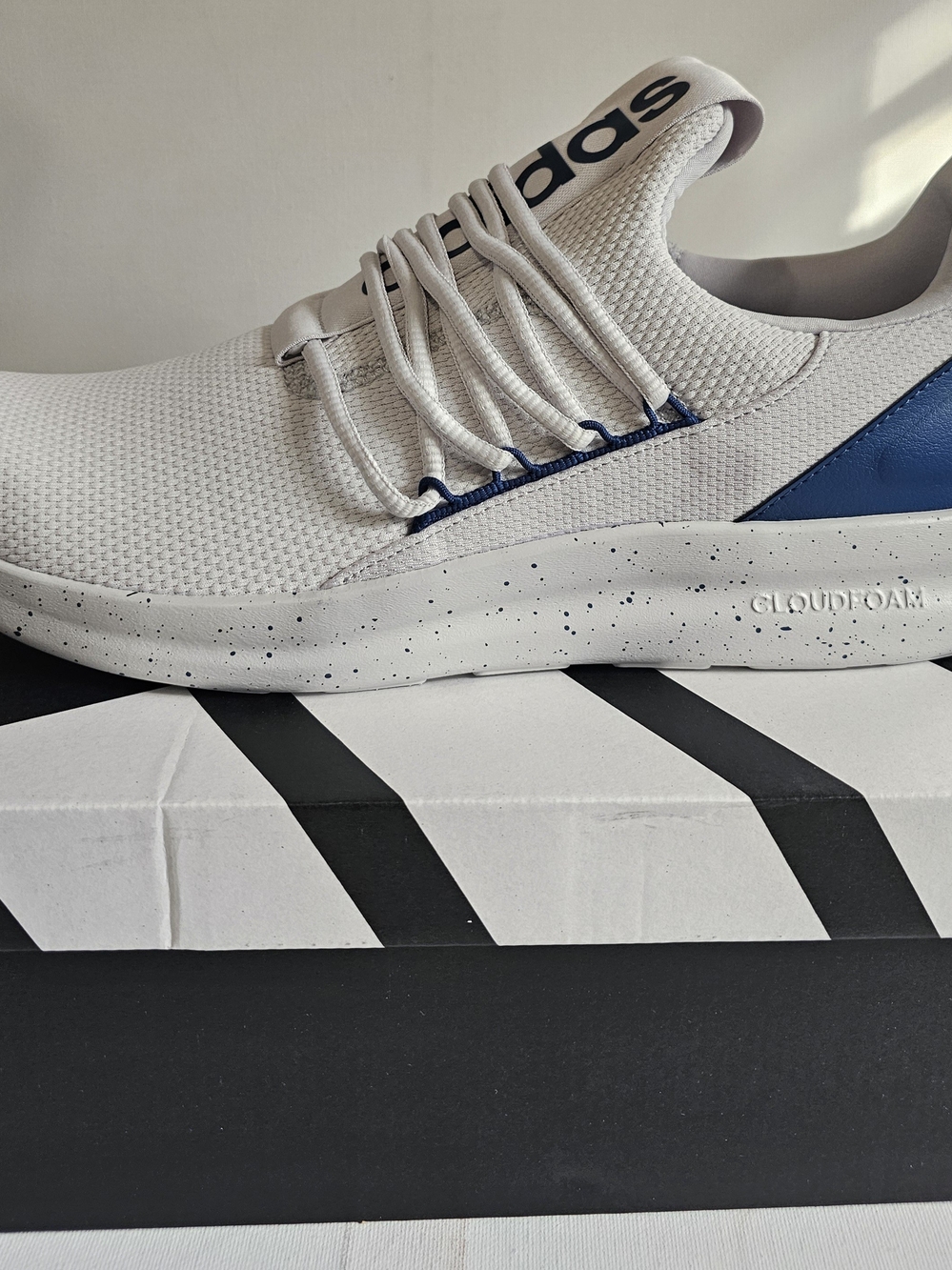 adidas White & Blue Cloudfoam Lace-Up Sneaker M13